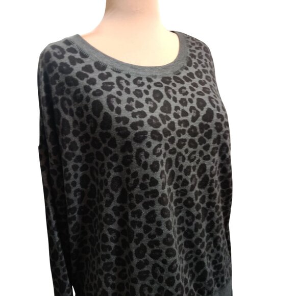 Avia L Black Gray Leopard Print Pullover Top Long Sleeve Crew Neck Thumb Holes - Picture 2 of 9